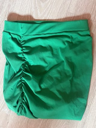Falda corta Shein verde fruncida