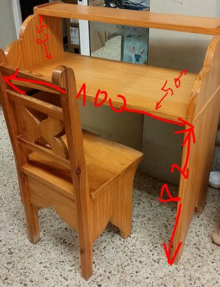 Mesa y silla de madera de pino macizo.