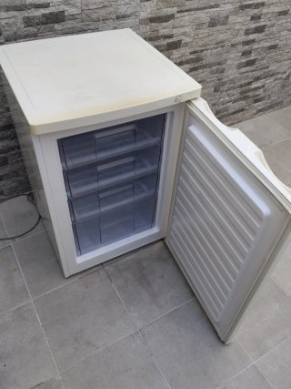 Congelatore verticale bianco a 4 cassetti