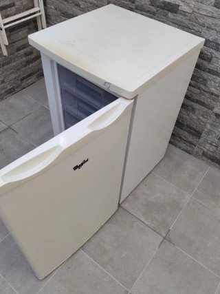 Congelatore verticale bianco a 4 cassetti