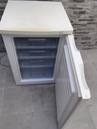 Congelatore verticale bianco a 4 cassetti