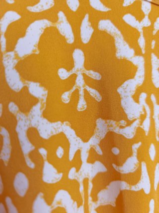 Vestido de verano amarillo y blanco