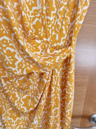 Vestido de verano amarillo y blanco