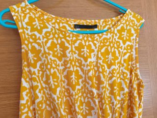 Vestido de verano amarillo y blanco