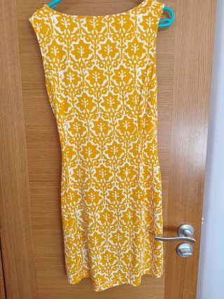 Vestido de verano amarillo y blanco