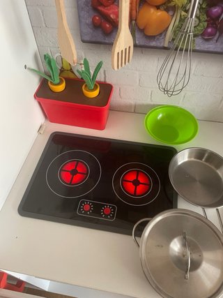 Cocina de madera con accesorios