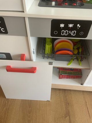 Cocina de madera con accesorios