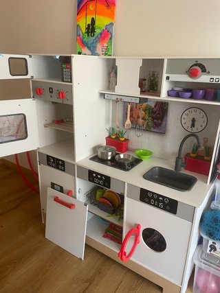 Cocina de madera con accesorios