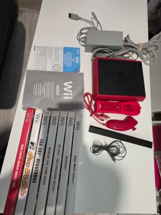WII MINI ROJA Y NEGRA+ mandos.