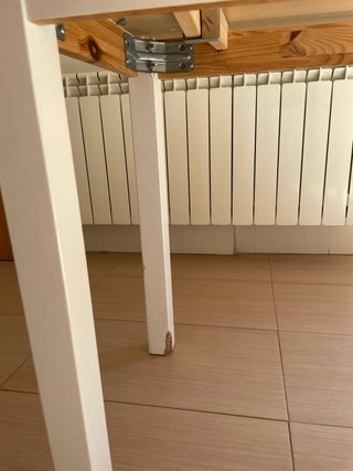 Mesa extensible Ikea blanca con 2 alas abatibles.