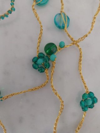 Collana uncinetto oro e pietre verdi