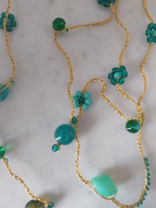 Collana uncinetto oro e pietre verdi