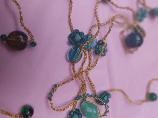 Collana uncinetto oro e pietre verdi