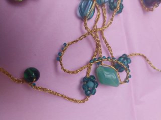 Collana uncinetto oro e pietre verdi