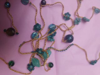 Collana uncinetto oro e pietre verdi