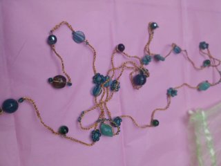 Collana uncinetto oro e pietre verdi