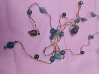 Collana uncinetto oro e pietre verdi