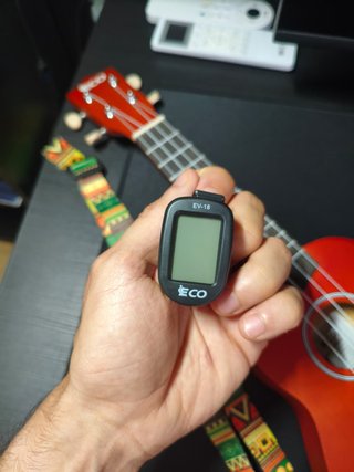 Ukelele rojo con correa