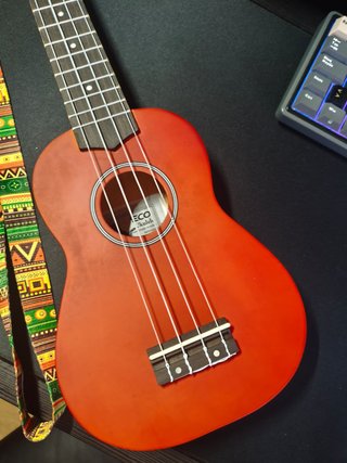 Ukelele rojo con correa