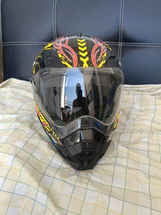 Casco de moto con diseño llamativo