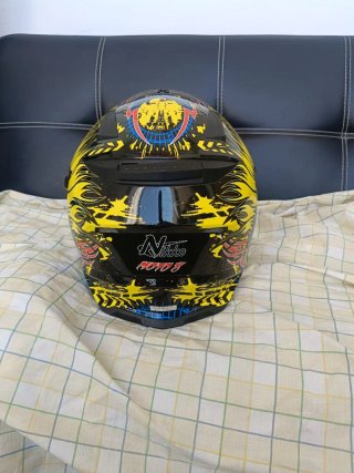 Casco de moto con diseño llamativo