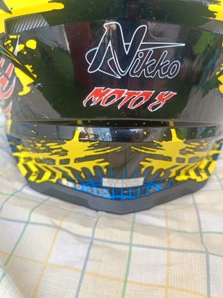 Casco de moto con diseño llamativo