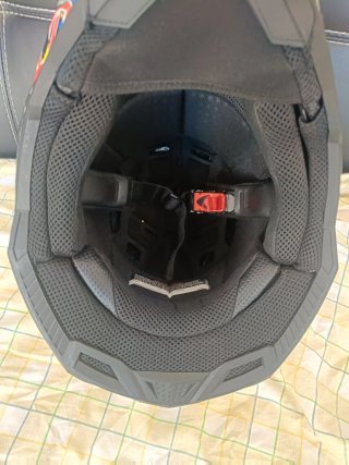 Casco de moto con diseño llamativo
