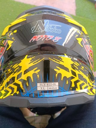 Casco de moto con diseño llamativo