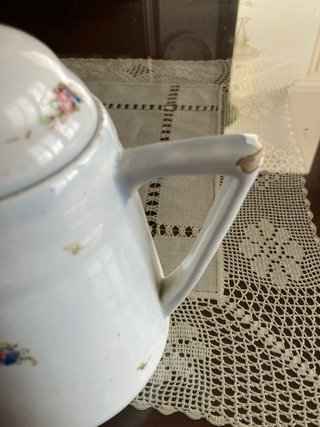 Tetera antigua de porcelana con flores