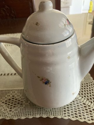 Tetera antigua de porcelana con flores