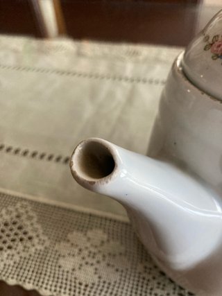 Tetera antigua de porcelana con flores