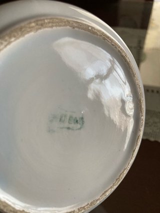 Tetera antigua de porcelana con flores