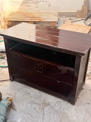 Mesa de madera oscura