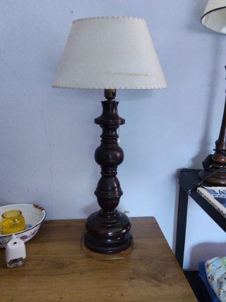 Lámpara de mesa antigua de madera