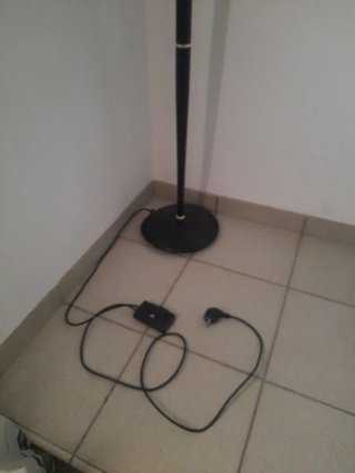 Lámpara de pie negra y dorada