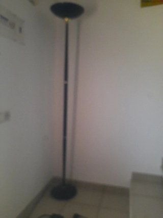 Lámpara de pie negra y dorada