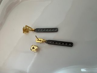 Pendientes largos dorados y negros