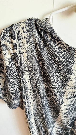 Mono corto estampado serpiente