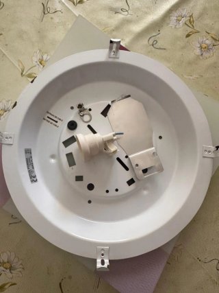 Plafón de techo blanco y rosa