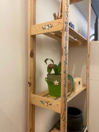 Scaffale in legno dipinto a mano