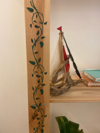 Scaffale in legno dipinto a mano