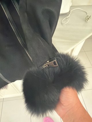 Abrigo de piel negro con capucha
