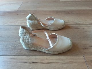 Zapatos cuña beige mujer
