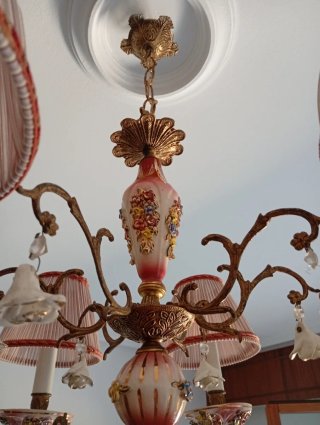 Lámpara de techo dorada con detalles de porcelana