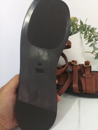 Sandalias Zara Marrones con Hebillas Doradas
