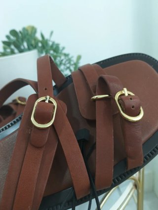 Sandalias Zara Marrones con Hebillas Doradas