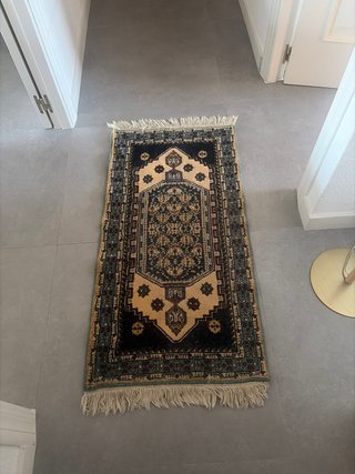 Alfombra tradicional beige y negra