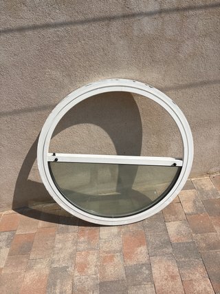 Ventana redonda blanca Abatible impecable