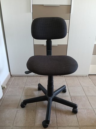 Silla de escritorio negra y gris