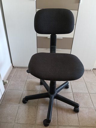 Silla de escritorio negra y gris